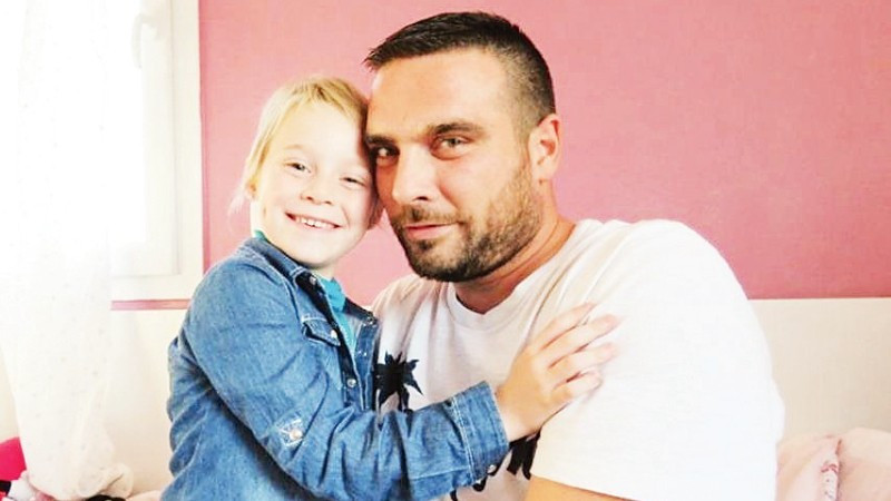 Nhờ sự nhân văn của một đạo luật, Jonathan Dupré có thể đồng hành cùng con gái điều trị bệnh.