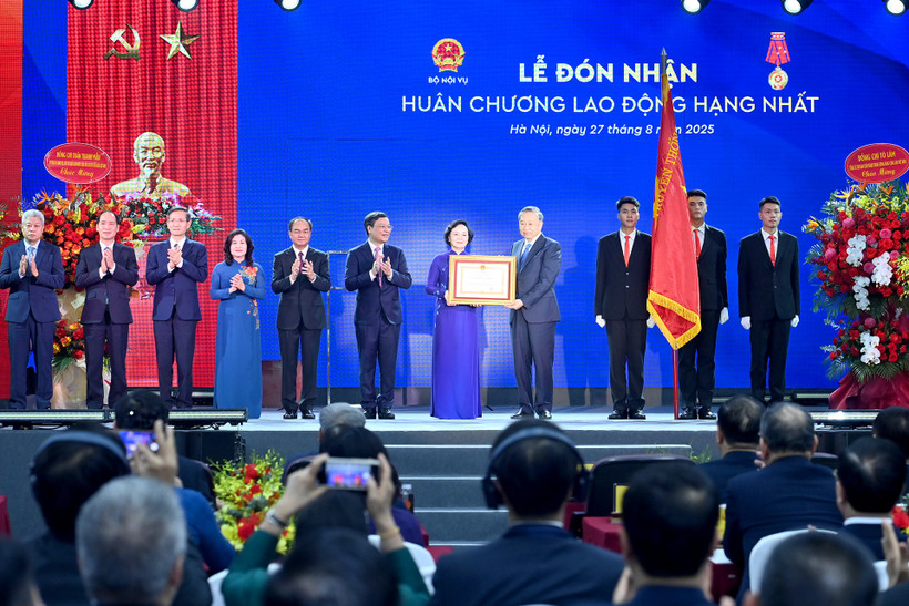 Tổng Bí thư Tô Lâm trao Huân chương Lao động hạng Nhất tặng Bộ Nội vụ.