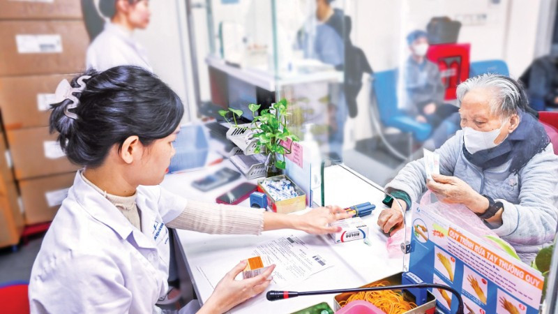 Người già đến khám tại Bệnh Viện Lão khoa Trung Ương nhận thuốc bảo hiểm y tế. (Ảnh: THÀNH ĐẠT)