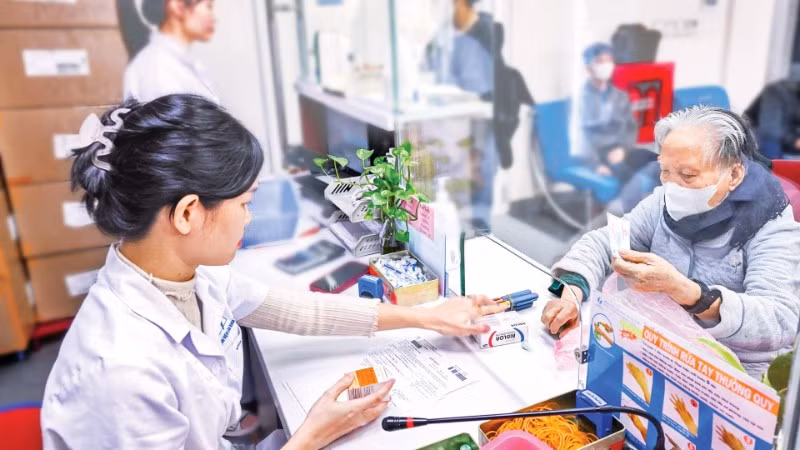 Người già đến khám tại Bệnh Viện Lão khoa Trung Ương nhận thuốc bảo hiểm y tế. (Ảnh: THÀNH ĐẠT)