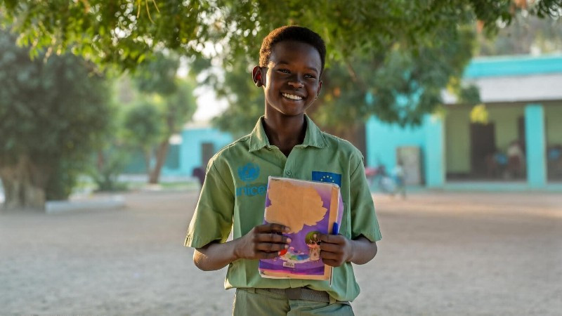 Ahmed, 10 tuổi, rạng rỡ khi được cùng các bạn dọn dẹp để quay lại trường học đón năm mới. Nguồn: UNICEF