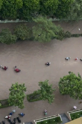 Đường Hoàng Minh Giám ngập úng, các phương tiện di chuyển khó khăn.
