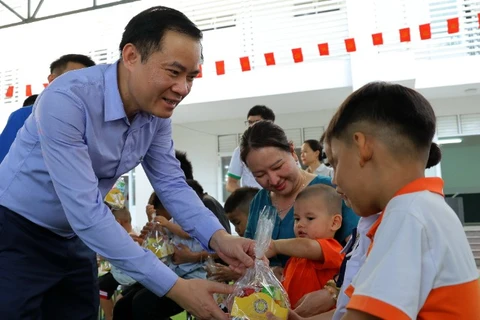 Ông Lê Ngọc Sơn, Chủ tịch Hội đồng thành viên Petrovietnam tặng quà cho trẻ em ở Trung tâm Bảo trợ trẻ em Vũng Tàu. 