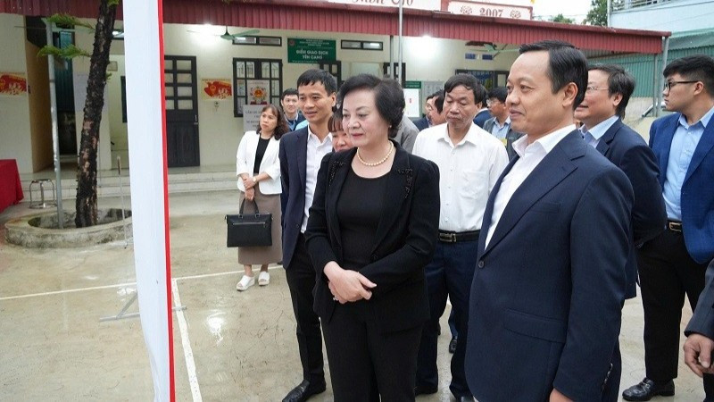 Phó Thủ tướng Chính phủ Phạm Thị Thanh Trà và thành viên đoàn công tác kiểm tra công tác chuẩn bị bầu cử tại xã Thanh An, tỉnh Điện Biên.