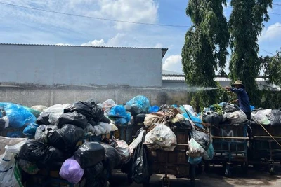 Trạm trung chuyển rác quá tải trong thời gian bãi rác An Hiệp tạm ngưng tiếp nhận rác. (Ảnh: HOÀNG TRUNG)