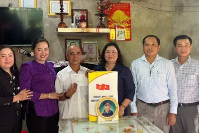 Đoàn công tác thăm, tặng quà cho gia đình thương binh Lê Văn Hà, ngụ xã Phước Mỹ Trung. (Ảnh: HOÀNG TRUNG)