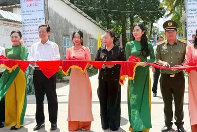 Đại biểu tham dự buổi lễ thực hiện nghi thức cắt băng khánh thành cầu Đình, xã Hưng Nhượng (tỉnh Vĩnh Long). 