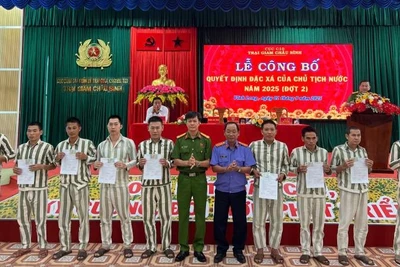 Đại biểu tham dự buổi lễ trao Quyết định đặc xá của Chủ tịch nước cho phạm nhân. (Ảnh: HOÀNG TRUNG)