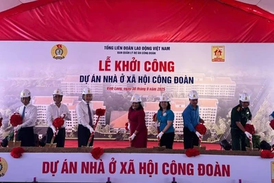 Lãnh đạo tham dự buổi Lễ thực hiện nghi thức khởi công Dự án Nhà ở xã hội Công đoàn. (Ảnh: HOÀNG TRUNG)
