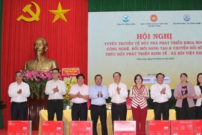 Đồng chí Huỳnh Thành Đạt và nhà báo Lê Nam Tư trao tặng 10 máy in Canon cho Ban Tuyên giáo và Dân vận các tỉnh, thành phố tham dự Hội nghị.