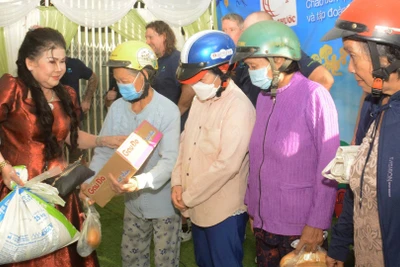 Bà Nguyễn Thị Thạnh trao quà cho hộ nghèo tại xã Phước Mỹ Trung, tỉnh Vĩnh Long.