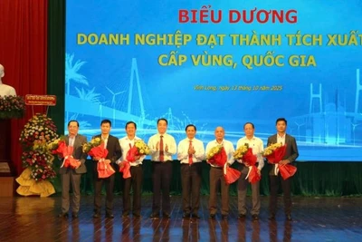 Đại diện các doanh nghiệp được biểu dương trong buổi họp mặt. (Ảnh: HOÀNG TRUNG)