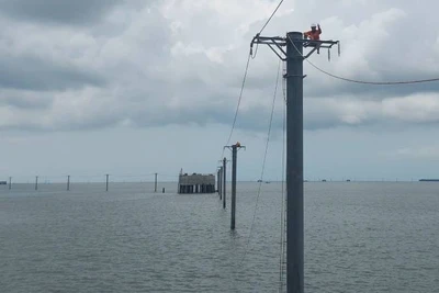 Trụ dẫn điện từ biển vào đất liền của Công ty cổ phần Tân Hoàn Cầu gặp sự cố nghiêng, đổ do gió lớn. (Ảnh: HOÀNG TRUNG)