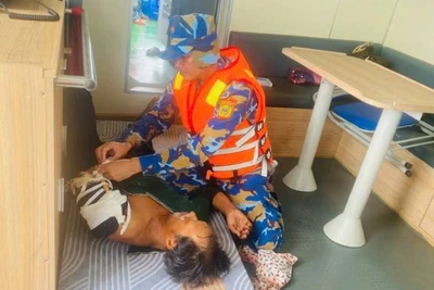 Thuyền viên gặp nạn trên biển kịp thời được sơ cứu, đưa vào bờ để chuyển đến bệnh viện.