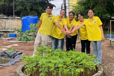 Nhóm bạn sinh viên Trường đại học Trà Vinh thực hiện dự án biến nước thải thành tài nguyên.