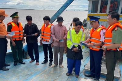 Tỉnh Vĩnh Long tập trung tuyên truyền chống khai thác IUU cho ngư dân. (Ảnh: HOÀNG TRUNG)