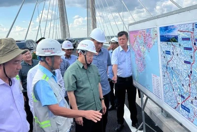 Phó Thủ tướng Trần Hồng Hà kiểm tra công trình cầu Rạch Miễu 2. (Ảnh: HOÀNG TRUNG)