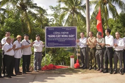 Lãnh đạo tỉnh Bến Tre cùng người dân thực hiện trồng cây xanh bảo vệ môi trường. (Ảnh: HOÀNG TRUNG).