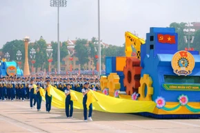 Khối diễu hành Công nhân Việt Nam tại Lễ kỷ niệm 80 năm Cách mạng tháng Tám và Quốc khánh 2/9.