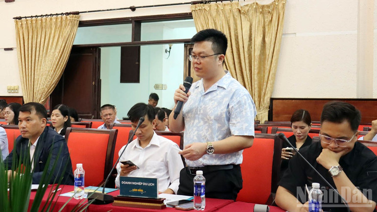Doanh nghiệp kinh doanh du lịch-dịch vụ phát biểu tại hội nghị. ndo_br_2.jpg