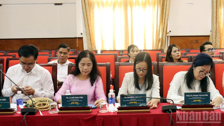 Đại biểu và các chuyên gia du lịch tham dự hội nghị. ndo_br_6.jpg