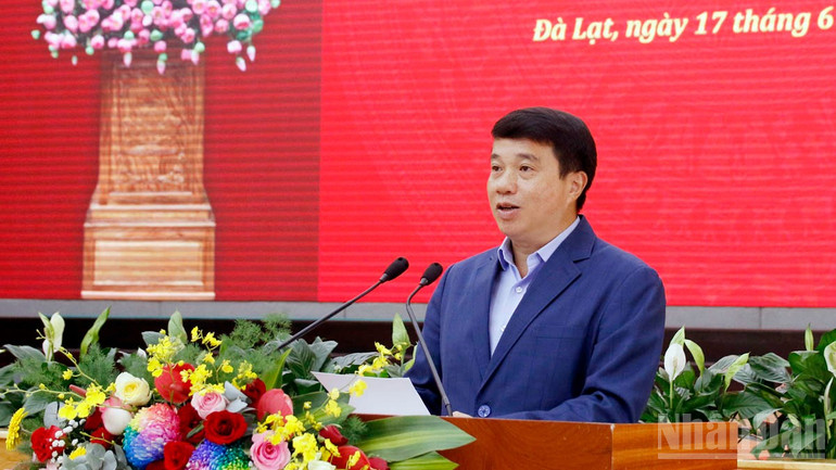 Đồng chí Y Thanh Hà Niê Kđăm, Ủy viên Trung ương Đảng, Bí thư Tỉnh ủy Lâm Đồng phát biểu tại hội nghị. ndo_br_12.jpg