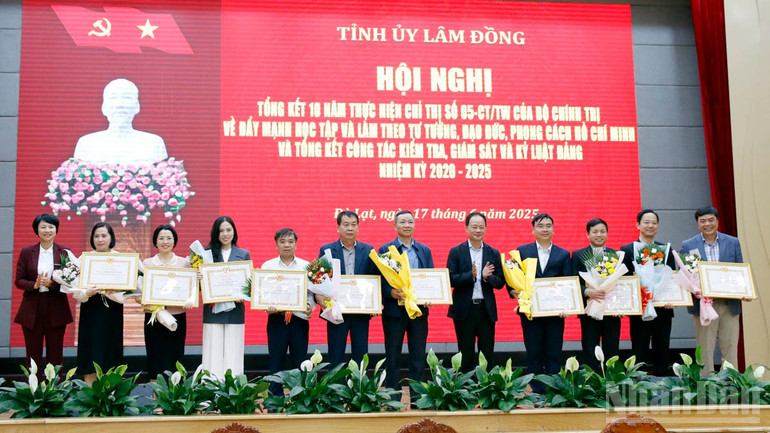 Tỉnh ủy Lâm Đồng tặng bằng khen các cá nhân có thành tích xuất sắc trong công tác kiểm tra, giám sát, nhiệm kỳ 2020-2025. ndo_br_3-6625.jpg