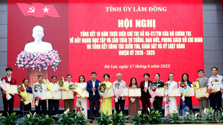 Khen thưởng, biểu dương các cá nhân và hộ gia đình tiêu biểu, có thành tích xuất sắc trong học tập và làm theo tư tưởng, đạo đức, phong cách Hồ Chí Minh, giai đoạn 2016-2025. ndo_br_1-7776.jpg