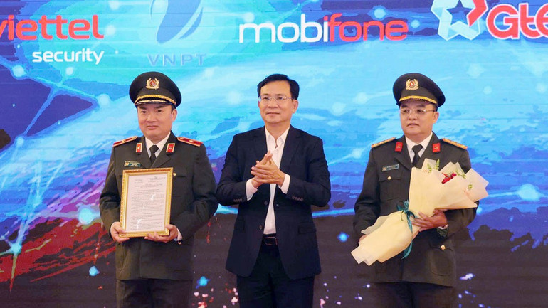 Der Vorsitzende des Volkskomitees der Provinz Lam Dong, Ho Van Muoi, stellte die Entscheidung vor, die Provinzpolizei von Lam Dong zur Spezialeinheit für Netzwerksicherheit des Volkskomitees der Provinz zu ernennen. 7.jpg