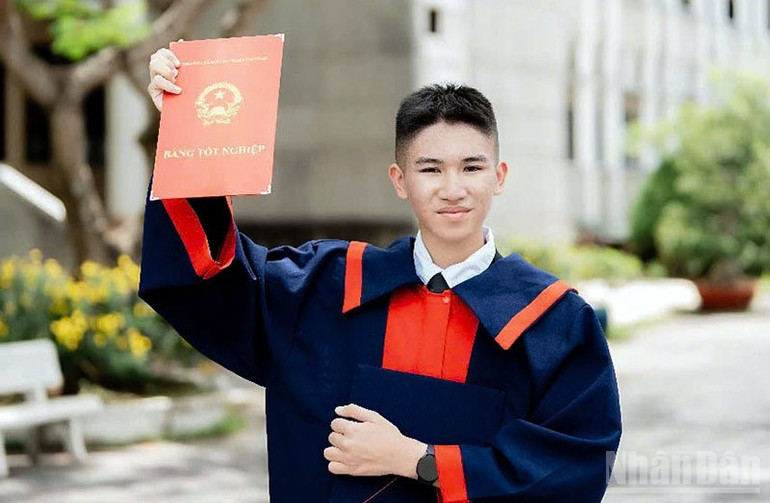 Em Trần Vĩnh Khang, học sinh Trường Trung học phổ thông chuyên Thăng Long-Đà Lạt, thủ khoa toàn quốc khối D07 kỳ thi tốt nghiệp trung học phổ thông năm 2025. ndo_br_3.jpg
