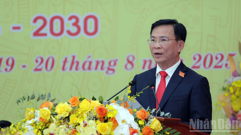 Đồng chí Hồ Văn Mười, Phó Bí thư Tỉnh ủy, Bí thư Đảng ủy, Chủ tịch Ủy ban nhân dân tỉnh Lâm Đồng phát biểu khai mạc đại hội. ndo_br_10.jpg