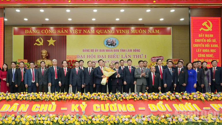 Đồng chí Y Thanh Hà Niê Kđăm chúc mừng Ban Chấp hành Đảng bộ Ủy ban nhân dân tỉnh Lâm Đồng, nhiệm kỳ 2025-2030. ndo_br_12.jpg
