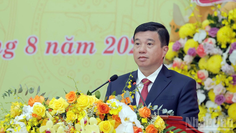 Bí thư Tỉnh ủy Lâm Đồng Y Thanh Hà Niê Kđăm phát biểu chỉ đạo đại hội. ndo_br_1-279.jpg