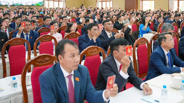 Đại biểu biểu quyết thông qua dự thảo chương trình hành động thực hiện Nghị quyết Đại hội. ndo_br_6.jpg
