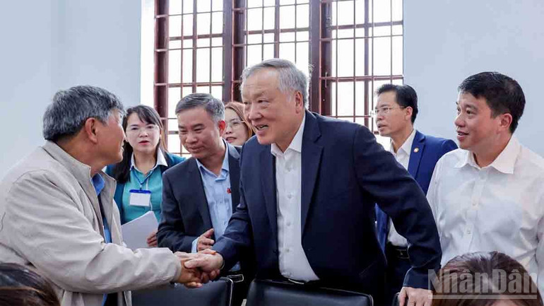 Đồng chí Nguyễn Hòa Bình thăm hỏi, trao đổi với người dân đến làm thủ tục hành chính tại Trung tâm Phục vụ hành chính công xã Đức Trọng. ndo_br_7-7708.jpg