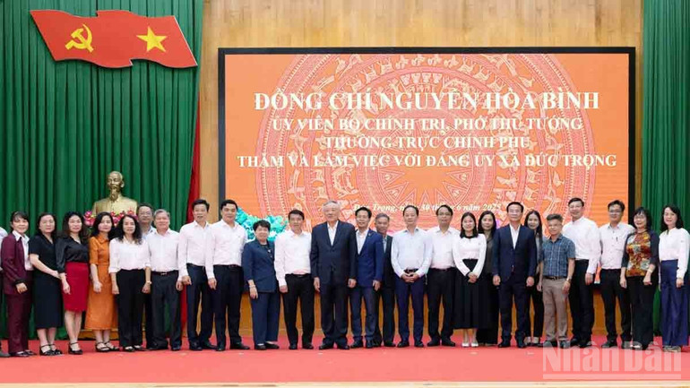Đồng chí Nguyễn Hòa Bình và lãnh đạo Trung ương, tỉnh Lâm Đồng với cán bộ, công chức xã Đức Trọng. ndo_br_3-9434.jpg