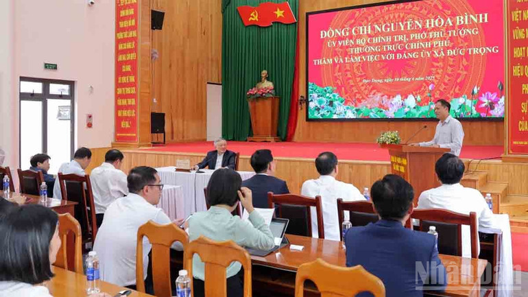 Phó Thủ tướng thường trực Nguyễn Hòa Bình lắng nghe, trao đổi kỹ về điều kiện cơ sở vật chất, trang thiết bị và những khó khăn, vướng mắc trong quá trình vận hành xã mới. ndo_br_4-3464.jpg