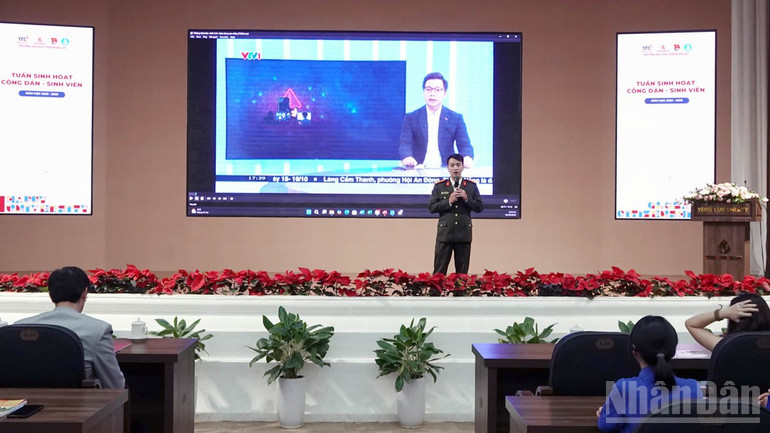 Cán bộ Công an tỉnh Lâm Đồng trình bày các chuyên đề tại chương trình. ndo_br_5.jpg