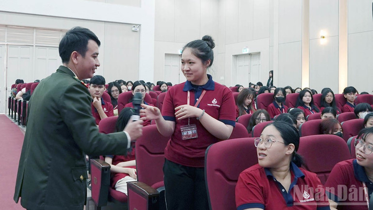 Sinh viên Trường Đại học Yersin Đà Lạt trao đổi các tình huống tại chương trình. ndo_br_6.jpg
