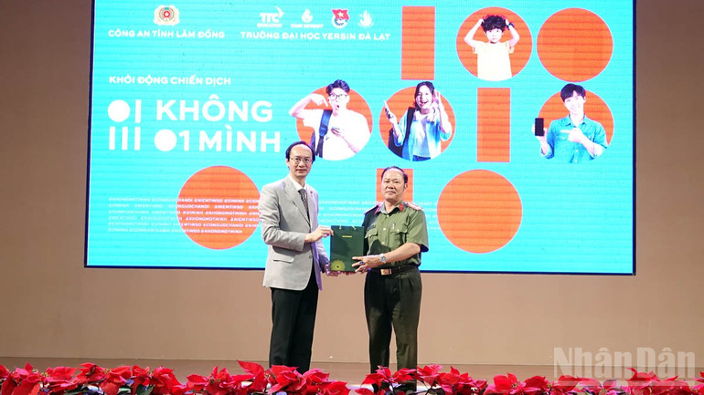 Đây là hoạt động mở đầu cho Chiến dịch “không một mình-cùng nhau an toàn trực tuyến”, do Công an tỉnh Lâm Đồng phát động. ndo_br_4.jpg