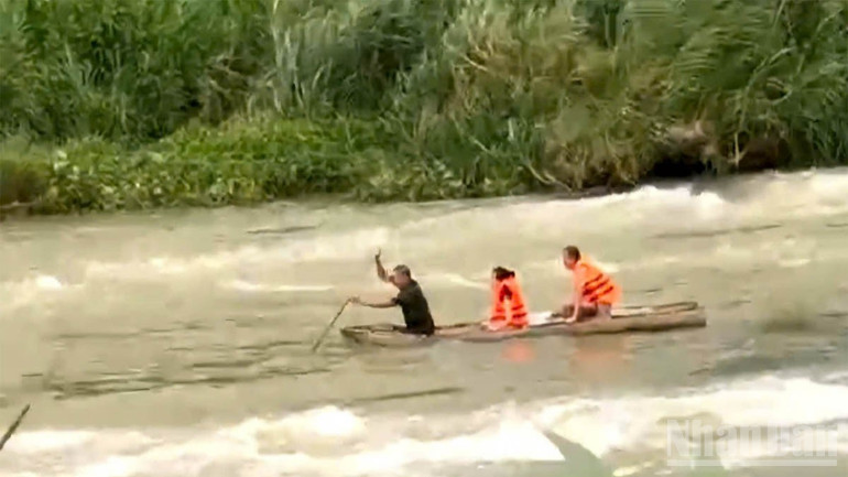 Lực lượng chức năng sử dụng thuyền đưa những người mắc kẹt giữa lòng hồ thủy điện vào bờ. ndo_br_3-5835.jpg