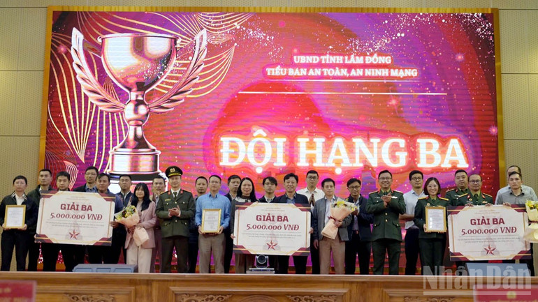 Organizatorii au acordat premiile al doilea și al treilea echipelor câștigătoare în competiția CTF. ndo_br_10-3286.jpg