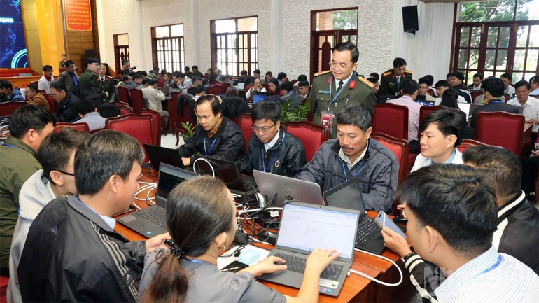 Colonelul Huynh Ngoc Liem în cadrul antrenamentului practic al grupului operativ de securitate cibernetică. ndo_br_1-422.jpg