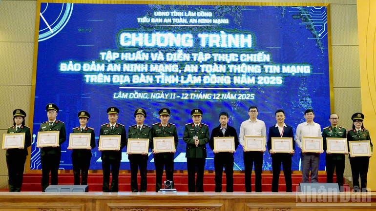 Colonelul Huynh Ngoc Liem a înmânat certificate de laudă din partea directorului Poliției Provinciale Lam Dong colectivelor și persoanelor care au obținut rezultate remarcabile în instruire și exerciții practice pentru asigurarea securității cibernetice și a siguranței informațiilor din rețea în provincia Lam Dong în 2025. ndo_br_12-1931.jpg