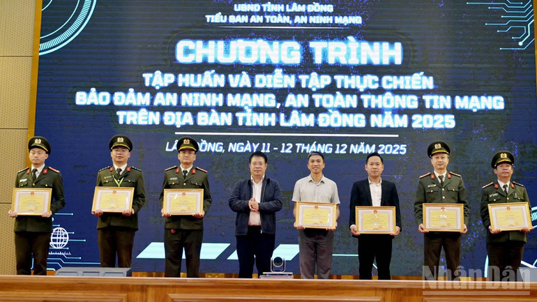 Vicepreședintele Comitetului Popular Provincial Lam Dong, Nguyen Ngoc Phuc, a înmânat Certificate de Menționare din partea Comitetului Popular Provincial colectivelor și persoanelor care au obținut rezultate remarcabile în instruire și exerciții practice pentru asigurarea securității cibernetice și a siguranței informațiilor din rețele în provincie în 2025. ndo_br_8.jpg