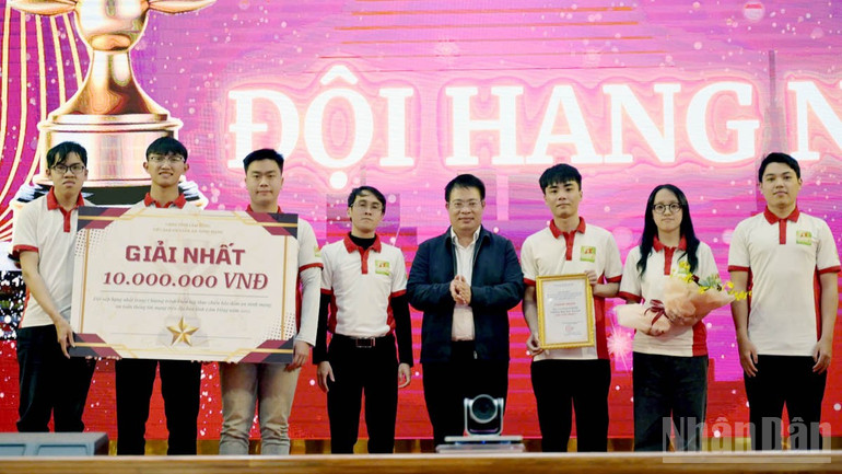 Vicepreședintele Comitetului Popular al provinciei Lam Dong, Nguyen Ngoc Phuc, a înmânat premiul întâi al competiției CTF echipei ITDLU{SoS} de la Universitatea Da Lat. ndo_br_1-6082.jpg