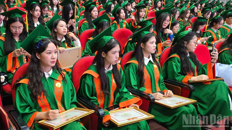 Các tân cử nhân, tân kỹ sư Trường đại học Đà Lạt tại buổi lễ. ndo_br_dl-6.jpg