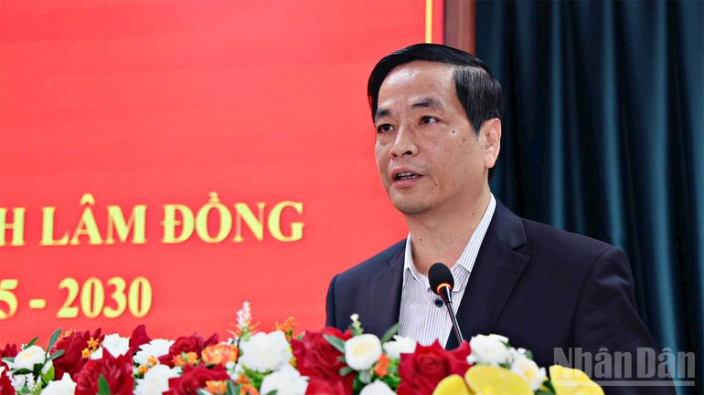 Head of the Propaganda and Mass Mobilization Department of Lam Dong Provincial Party Committee Vo Thanh Binh speaks at the press conference. ndo_br_3.jpg