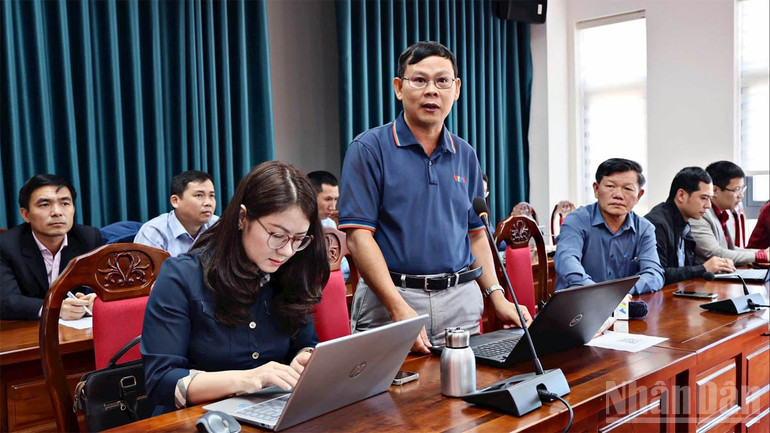 Journalists exchange information of interest to the press at the first Lam Dong Provincial Party Congress. ndo_br_8.jpg