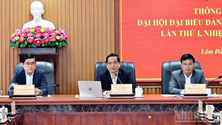 The comrades chaired the press conference. ndo_br_5.jpg